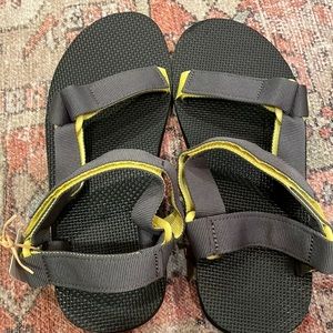 NWT Men’s Teva size 8 sandals